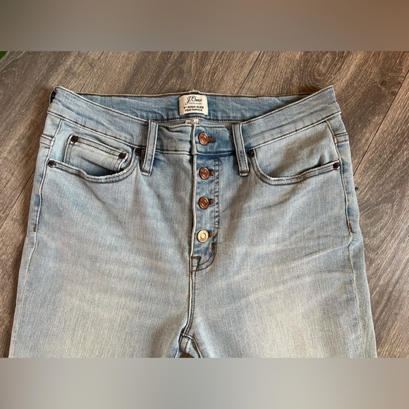 J. Crew 9" High Rise Toothpick Raw Hem Skinny Jean in a Light Wash. Size 30 - Picture 4 of 12